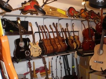 akustische Gitarren, E-Gitarren